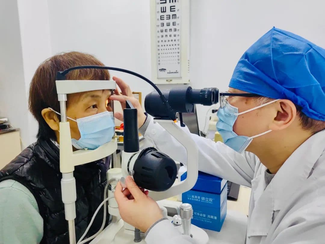 Patient receiving a glaucoma eye examination